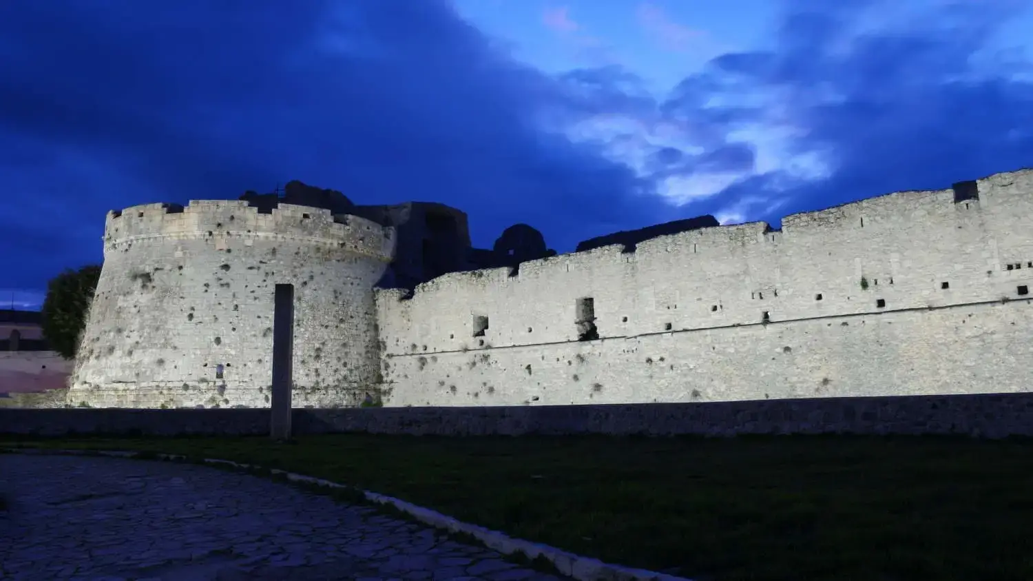 Italie - road trip - vanlife - voyage - europe - camping car - van - fourgon aménagé